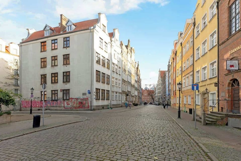 Apartament znajduje się przy ulicy Chlebnickiej, w samym sercu gdańskiej Starówki. W bezpośrednim sąsiedztwie mieszczą się liczne restauracje, kawiarnie, galerie oraz zabytki, takie jak Długi Targ, Fontanna Neptuna czy Żuraw.