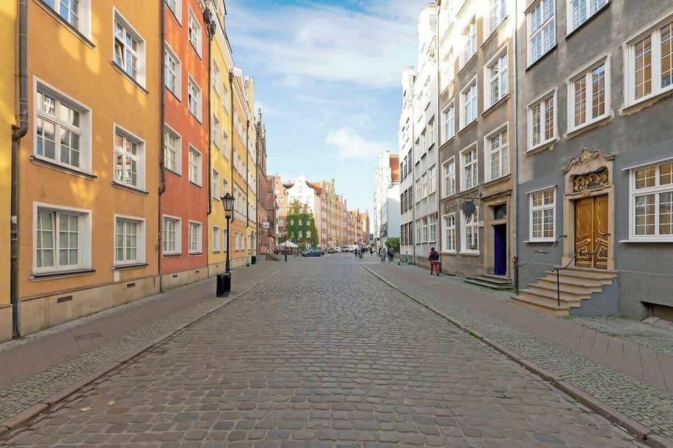 Apartament znajduje się przy ulicy Chlebnickiej, w samym sercu gdańskiej Starówki. W bezpośrednim sąsiedztwie mieszczą się liczne restauracje, kawiarnie, galerie oraz zabytki, takie jak Długi Targ, Fontanna Neptuna czy Żuraw.