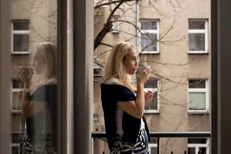 W studio znajduje się również balkon, który stanowi idealne miejsce na poranną kawę, chwilę relaksu lub odpoczynek na świeżym powietrzu po dniu zwiedzania.