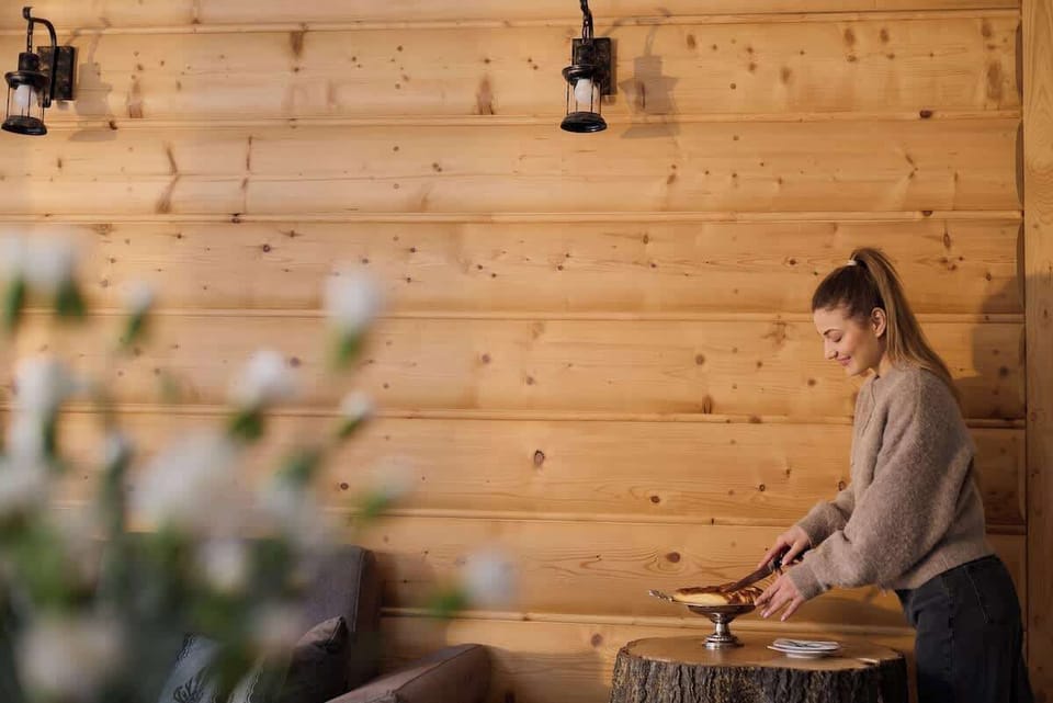 Salon zaprasza do relaksu na wygodnej, rozkładanej sofie, idealnej zarówno na wieczorny seans przy telewizorze, jak i komfortowy nocleg.