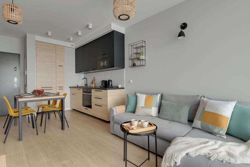 Chlebova 6.18 to przestronny, w pełni wyposażony apartament dla maks. 4 osób. Oferuje sypialnię z łóżkiem małżeńskim, miejscem do pracy i TV, salon z aneksem kuchennym, łazienkę z prysznicem i pralką oraz balkon idealny na poranną kawę.