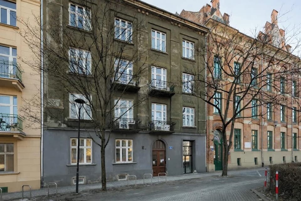 W kilka minut spacerem można dotrzeć do Dworca Głównego, Galerii Krakowskiej oraz Starego Miasta, gdzie czekają na Gości takie atrakcje jak Rynek Główny, Sukiennice czy Wawel. Okolica obfituje w restauracje, kawiarnie, piekarnie oraz sklepy.