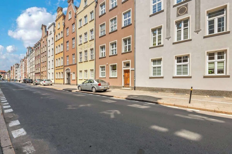 Apartament zlokalizowany jest na 2 piętrze zabytkowej kamienicy zlokalizowanej przy ulicy Ogarnej. Jej bezpośrednie sąsiedztwo stanowi najpopularniejsza ulica Gdańska - ulica Długa.