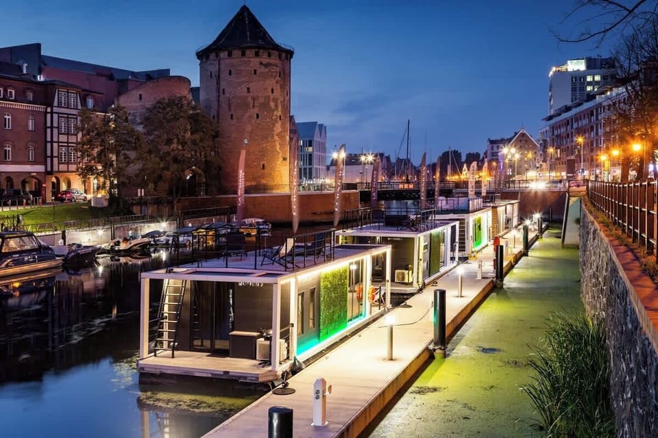 Lokalizacja pomimo bliskości do największych atrakcji Starego Miasta Gdańska jest cichym i spokojnym miejscem. W okolicy znajdziemy różnorodne restauracje, kawiarnie, puby, sklepy, a także ścieżki spacerowe.