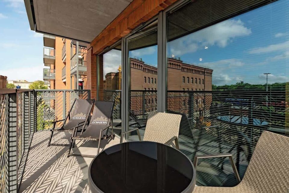 Dodatkową przestrzeń stanowi balkon, idealne miejsce na wypicie porannej kawy lub wieczornego drinka. 