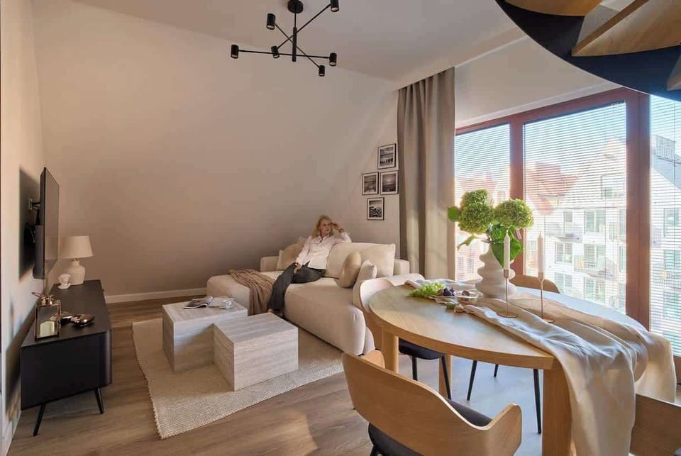 Przytulny salon został wyposażony w komfortową, rozkładaną sofę oraz telewizor ze Smart TV, który zapewnia dostęp do ulubionych filmów i seriali. To idealne miejsce na relaks, zarówno w gronie rodziny, jak i przy romantycznym wieczorze we dwoje.
