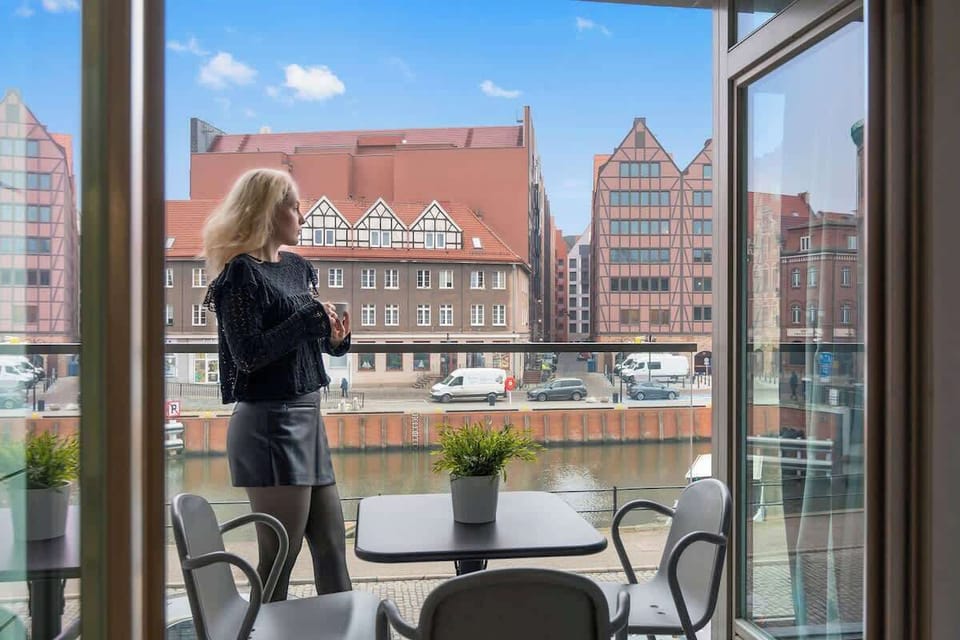 Z salonu można wyjść na balkon, by napić się porannej kawy z wyjątkowym widokiem.
