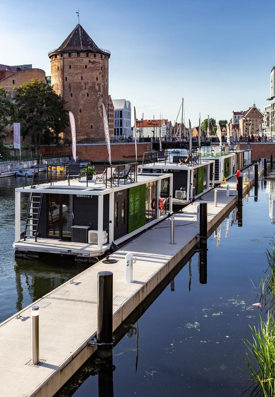 Nasz domek na wodzie usytuowany jest w samym centrum Gdańska – na marinie przy rzece Motławie, tuż przy moście Stągiewnym. W pobliżu znajdują się restauracje, kawiarnie, bary, sklepy oraz nabrzeżne trasy spacerowe.