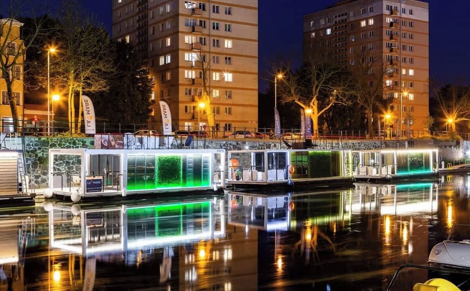 Nasz domek na wodzie usytuowany jest w samym centrum Gdańska – na marinie przy rzece Motławie, tuż przy moście Stągiewnym. W pobliżu znajdują się restauracje, kawiarnie, bary, sklepy oraz nabrzeżne trasy spacerowe.