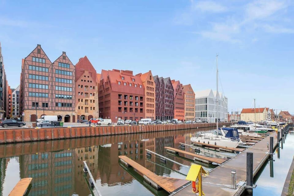 Apartament mieści się na 3. piętrze nowoczesnego budynku w prestiżowej części Gdańska. Po wyjściu czekają widoki na rzekę, kamienice Starego Miasta i Żuraw. W pobliżu znajdują się restauracje, sklep spożywczy oraz klub SASSY.