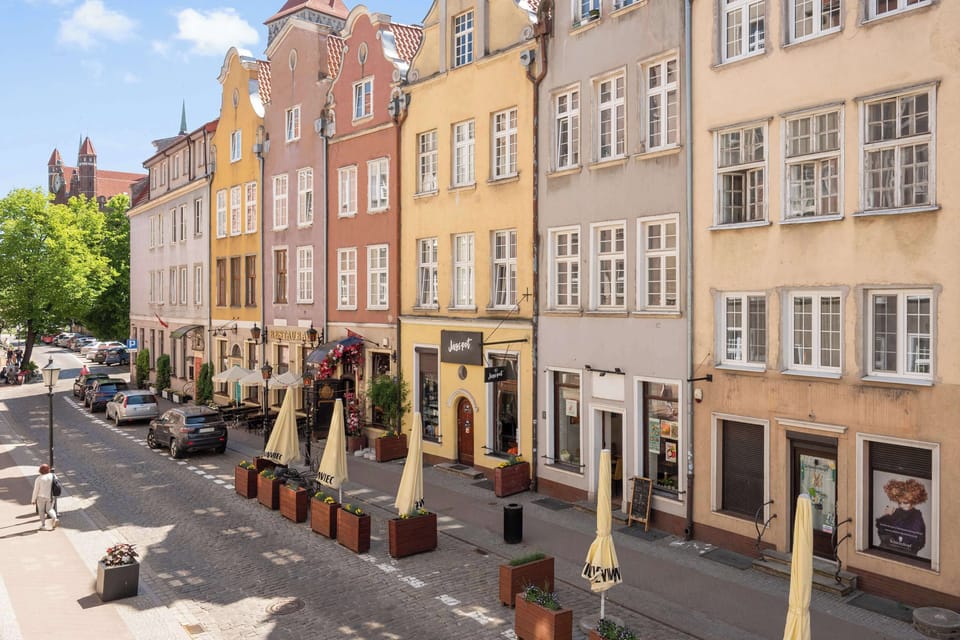 Malownicza okolica Starego Miasta zachwyca zabytkową architekturą, klimatycznymi uliczkami i wyjątkową atmosferą. W pobliżu znajdują się liczne restauracje, kawiarnie oraz najważniejsze atrakcje historycznego centrum Gdańska.