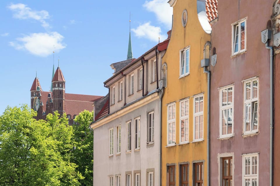 Malownicza okolica Starego Miasta zachwyca zabytkową architekturą, klimatycznymi uliczkami i wyjątkową atmosferą. W pobliżu znajdują się liczne restauracje, kawiarnie oraz najważniejsze atrakcje historycznego centrum Gdańska.