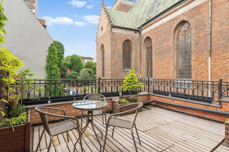 Przytulne kafejki i restauracje serwują tradycyjne dania kuchni regionalnej, zachęcając do odpoczynku i degustacji lokalnych smakołyków. To miejsce jest doskonałym przykładem, jak nowoczesność i historia mogą współistnieć, tworząc niezwykły klimat.