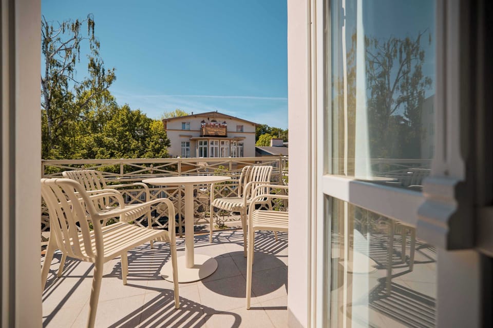 Z salonu można wyjść na balkon z miejscem do siedzenia, idealny na poranną kawę lub chwilę relaksu z widokiem na spokojną, zieloną okolicę Sopotu.