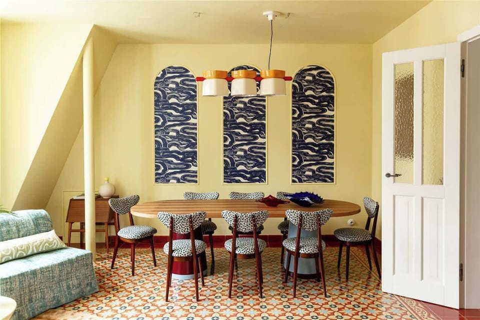 The second living room serves as a formal living and dining area, ideal for shared meals and long evenings with family or friends. Arched windows, patterned flooring, unique lamps, and carefully selected furniture create a distinctive atmosphere.