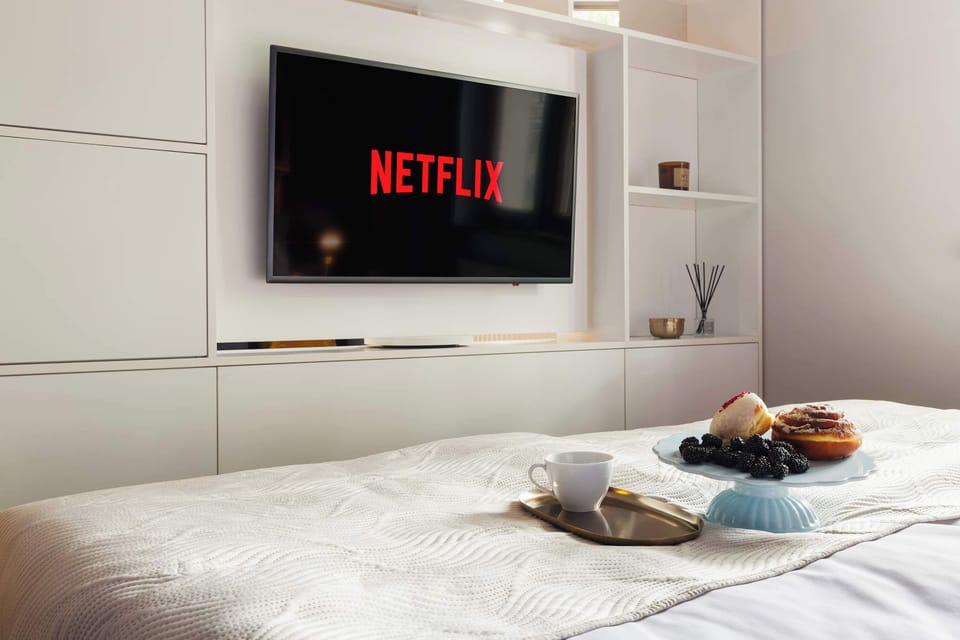Część sypialniana została subtelnie wydzielona, zachowując otwarty i przestronny charakter apartamentu. Znajdują się tu dwa łóżka połączone w jedno, tworzące wygodne miejsce do odpoczynku dla dwóch osób. 