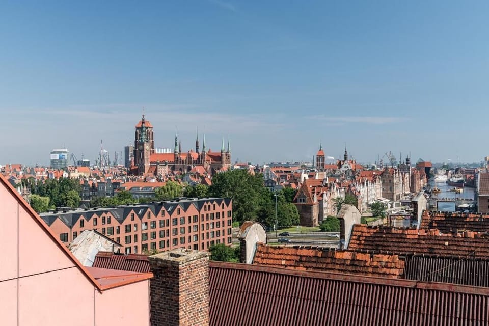 Wyspa Spichrzów łączy bliskość zabytkowego Starego Miasta z nowoczesną architekturą i wygodą miejskiego życia. W bezpośrednim sąsiedztwie znajdują się restauracje, kawiarnie, butiki oraz przystań, z której można ruszyć w rejs po Motławie.