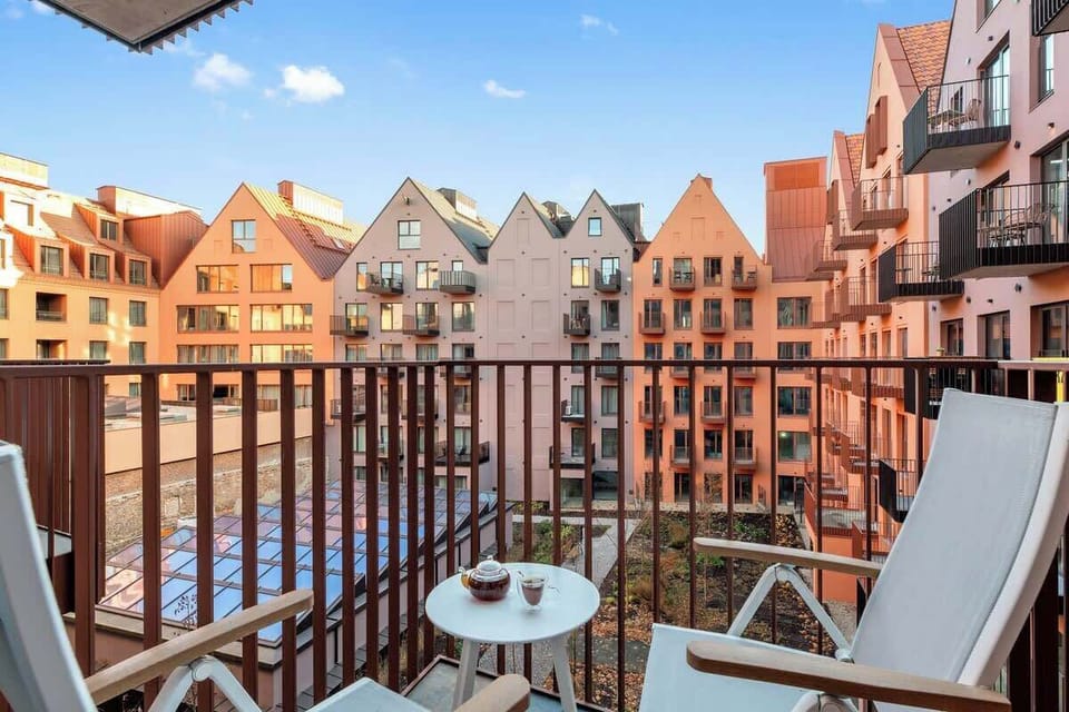 Apartament posiada balkon z krzesłami, z którego roztacza się widok na wewnętrzny dziedziniec – to idealne miejsce, aby zrelaksować się przy porannej kawie lub wieczornym kieliszku wina.

