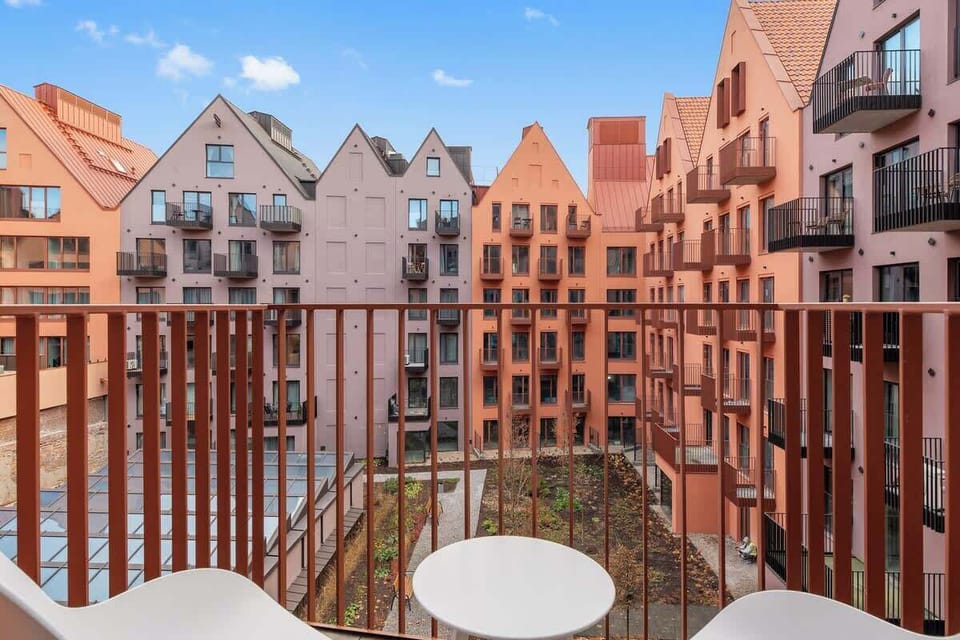 Apartament posiada balkon z krzesłami, z którego roztacza się widok na wewnętrzny dziedziniec – to idealne miejsce, aby zrelaksować się przy porannej kawie lub wieczornym kieliszku wina.