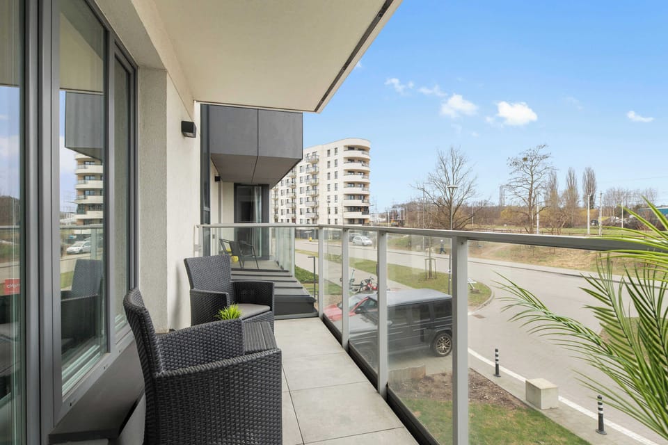 Dużym atutem salonu jest wyjście na balkon, które dodatkowo doświetla wnętrze i daje możliwość chwili odpoczynku na świeżym powietrzu.