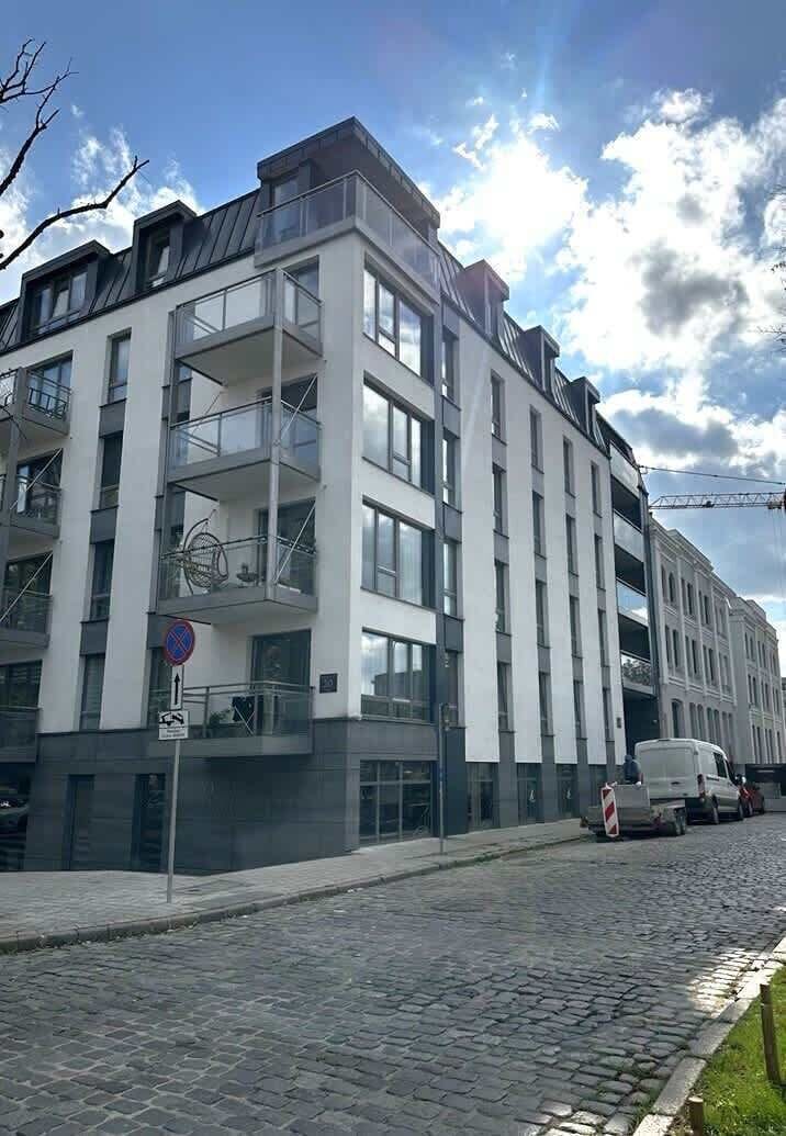 Inwestycja położona jest nad Nową Motławą, naprzeciwko Wyspy Spichrzów, w jednej z najbardziej atrakcyjnych lokalizacji Gdańska, z łatwym dostępem do centrum oraz bogatej oferty gastronomicznej i kulturalnej.