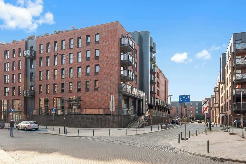 Apartament przy ul. Lelewela w Gdańsku położony jest obok stacji Wrzeszcz, z doskonałymi połączeniami komunikacyjnymi i dostępem do kawiarni, restauracji oraz Galerii Metropolia