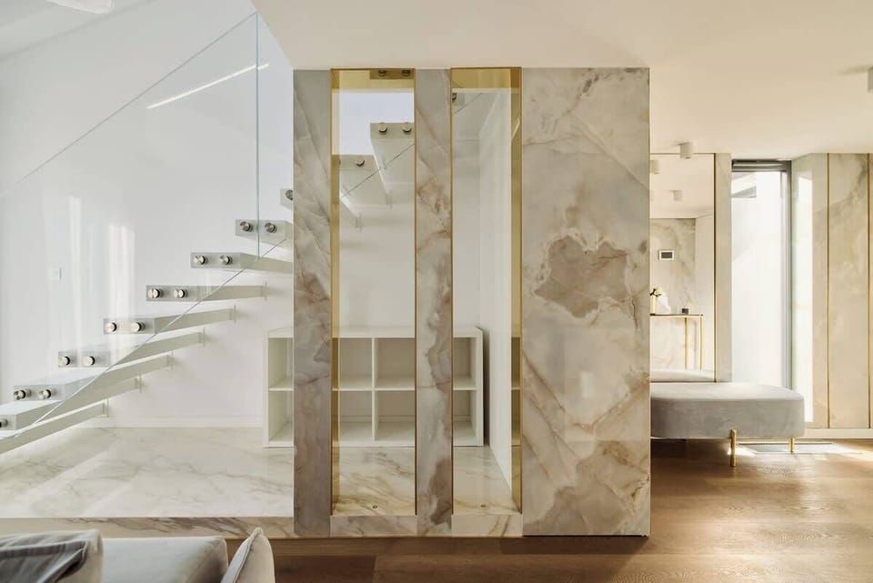 Przestronny, klimatyzowany i jasny salon urządzony został w eleganckim, minimalistycznym stylu. Wygodna sofa z funkcją spania, designerskie oświetlenie oraz starannie dobrane dodatki tworzą atmosferę sprzyjającą relaksowi i wypoczynkowi. 