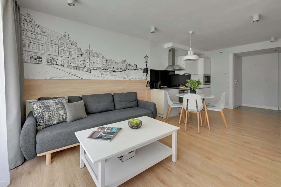 Centralnym punktem salonu jest stylowa rozkładana sofa z funkcją spania, doskonała do relaksu po intensywnym dniu lub jako przytulne miejsce dla gości. 