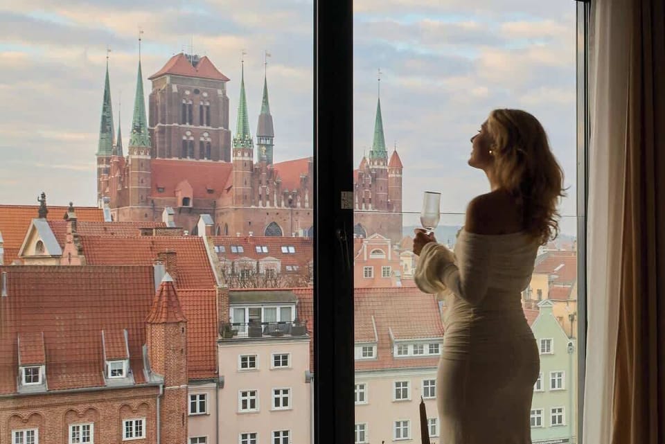 Centralnym punktem apartamentu jest komfortowe łóżko małżeńskie z wysokiej jakości materacem. Naprzeciwko znajduje się rozkładana sofa z funkcją spania. Całość dopełnia telewizor z funkcją Smart TV, umożliwiający relaks po dniu pełnym wrażeń.