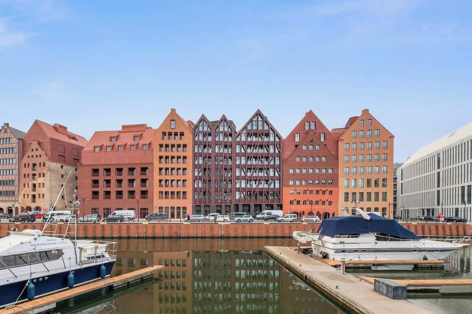 Apartament na 3. piętrze nowoczesnego budynku z 2024 roku, w samym sercu Gdańska. W pobliżu rzeka, zabytki, restauracje, sklep i klub SASSY.