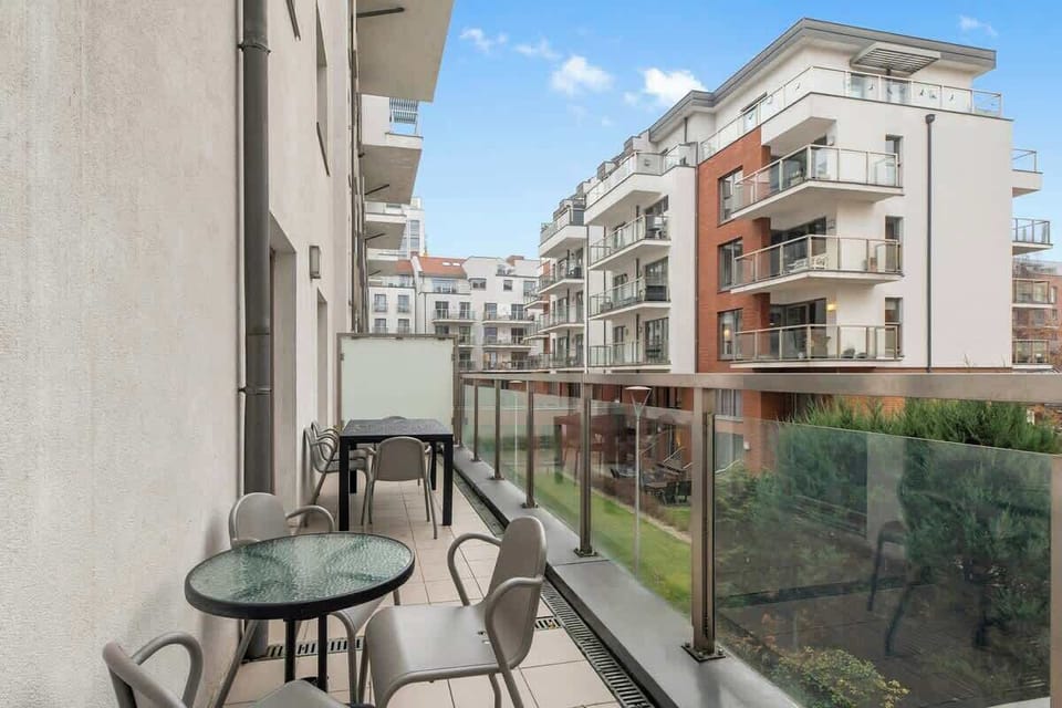 Zarówno z salonu, jak i z obu sypialni można wyjść na umeblowany balkon, z którego roztacza się widok na zielony, wewnętrzny dziedziniec. To idealne miejsce na chwilę relaksu na świeżym powietrzu.