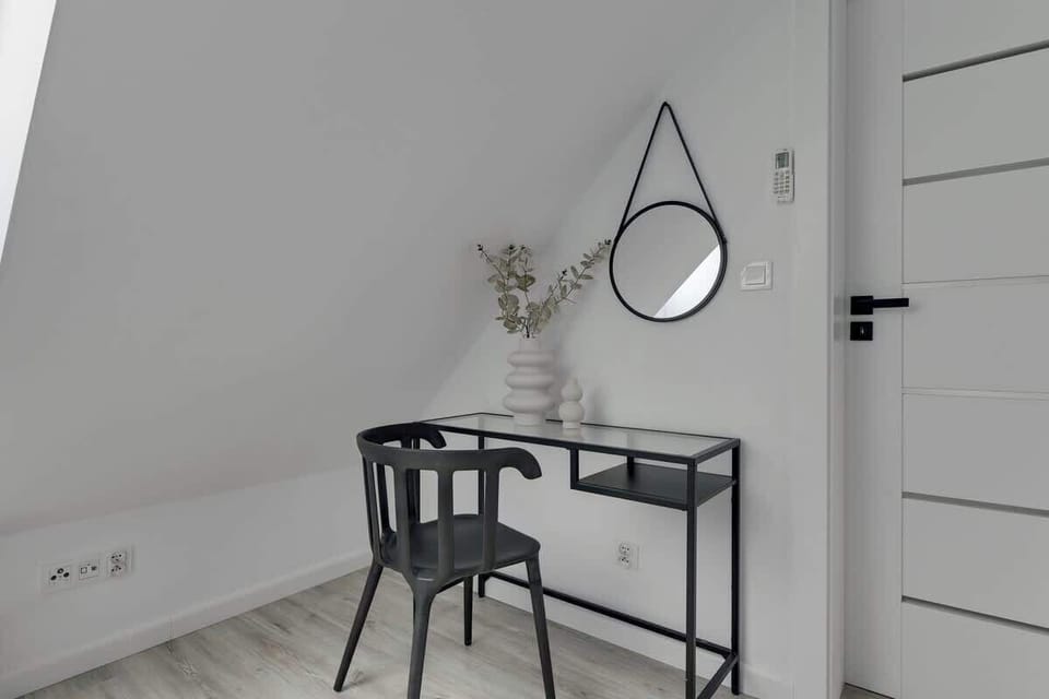 Apartament oferuje trzy komfortowe sypialnie, urządzone z dbałością o detale i spójny wystrój. Każda z nich wyposażona jest w wygodne podwójne łóżko, pojemną szafę oraz biurko lub toaletkę.