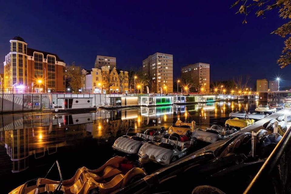 Nasz domek na wodzie usytuowany jest w samym centrum Gdańska – na marinie przy rzece Motławie, tuż przy moście Stągiewnym. W pobliżu znajdują się restauracje, kawiarnie, bary, sklepy oraz nabrzeżne trasy spacerowe.