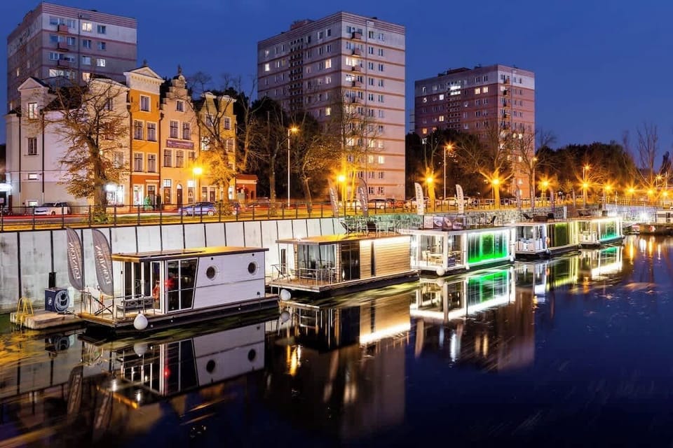 Nasz domek na wodzie usytuowany jest w samym centrum Gdańska – na marinie przy rzece Motławie, tuż przy moście Stągiewnym. W pobliżu znajdują się restauracje, kawiarnie, bary, sklepy oraz nabrzeżne trasy spacerowe.