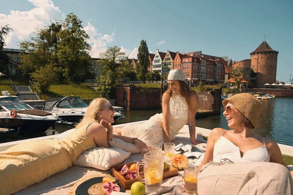 W pobliżu znajdują się restauracje, kawiarnie, bary, sklepy oraz nabrzeżne trasy spacerowe, a okoliczne uliczki zachwycają architekturą i bogactwem zabytków. To idealna lokalizacja dla osób poszukujących wygody, jak i wyjątkowego klimatu Gdańska.