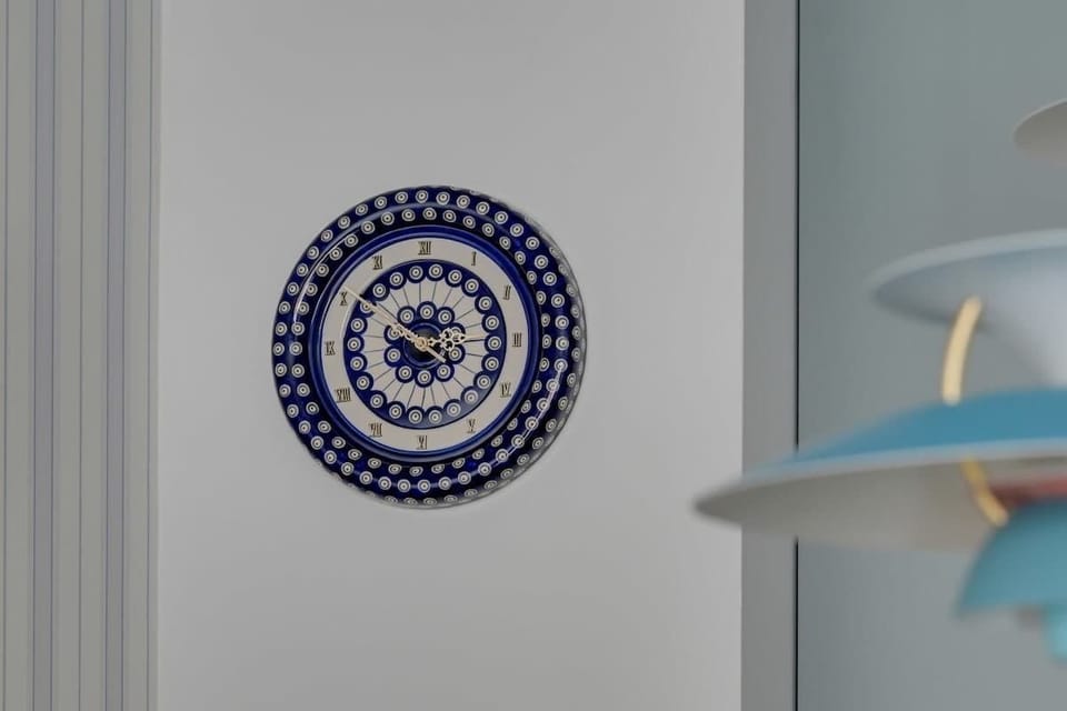 Nowoczesny aneks kuchenny jest w pełni wyposażony (piekarnik, mikrofalówka, zmywarka, płyta indukcyjna, ekspres i czajnik). Stylowa wyspa z hokerami idealnie sprawdzi się na wspólne śniadania. Na powitanie czeka kawa, herbata i podstawowe przyprawy.