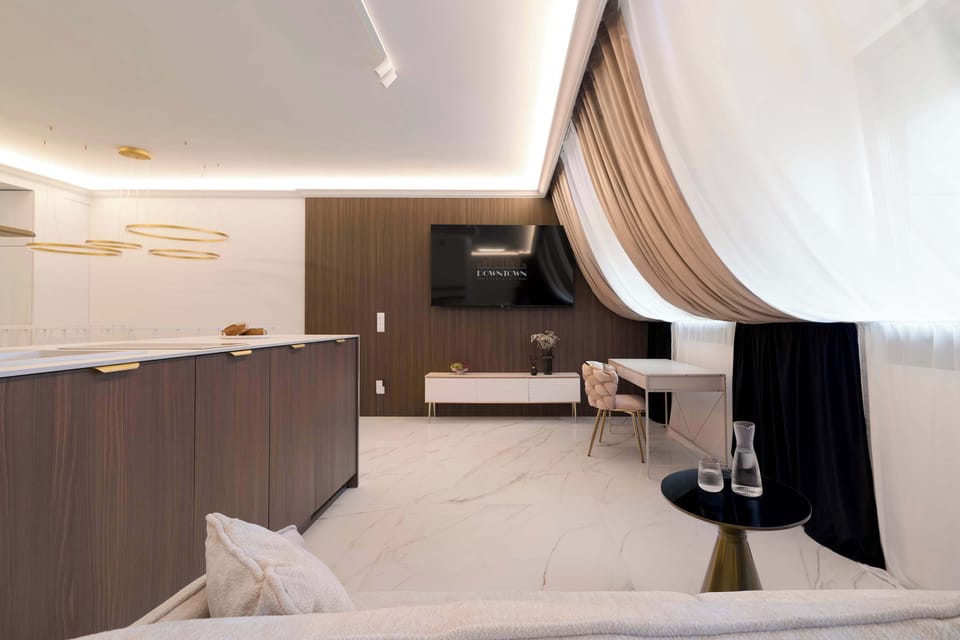 Najbardziej wyjątkowym elementem apartamentu jest prywatna strefa wellness z dużą wanną z funkcją hydromasażu/jacuzzi, umieszczoną na podwyższeniu i stanowiącą centralny punkt wnętrza.