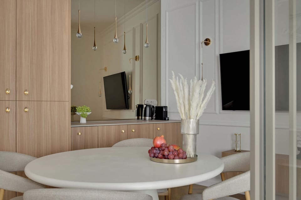 Centralnym miejscem jest klimatyzowany salon połączony z aneksem kuchennym, w którym znajduje się zmywarka, czajnik oraz ekspres do kawy, dzięki czemu przygotowanie posiłków staje się wygodne i przyjemne. 
