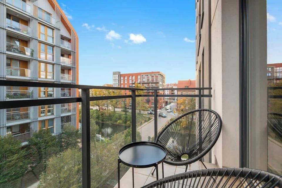 Z salonu można wyjść na balkon, by zaczerpnąć świeżego powietrza lub rozpocząć dzień z filiżanką kawy.