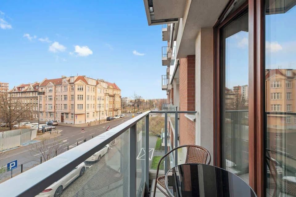 Z salonu można wyjść na umeblowany balkon, z którego roztacza się widok na miasto.