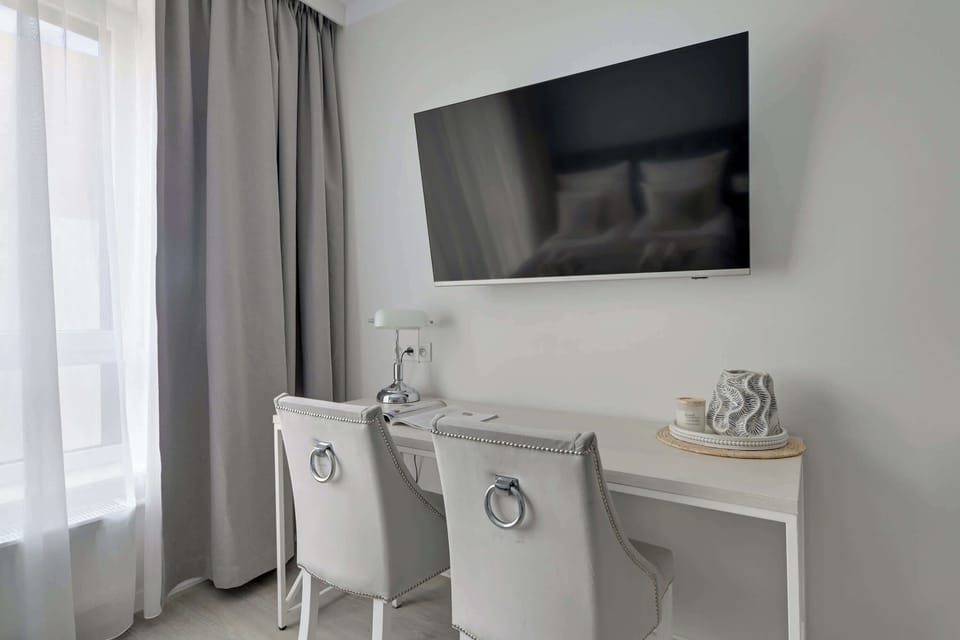 W części sypialnianej znajduje się łóżko małżeńskie, rozkładana sofa, telewizor Smart TV, biurko do pracy oraz pojemna szafa.
