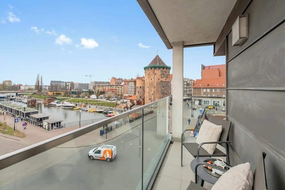 Dodatkowym atutem jest słoneczny balkon z widokiem na rzekę i miasto, który stanowi idealne miejsce na poranną kawę lub chwilę relaksu.