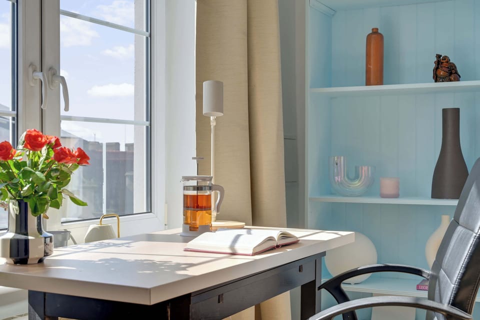 Apartament oferuje komfortową sypialnię z dużym łóżkiem dwuosobowym oraz pojemną szafą. Dodatkowe miejsca do spania zapewnia rozkładana sofa w salonie, dzięki czemu mieszkanie może wygodnie ugościć do 4 osób.