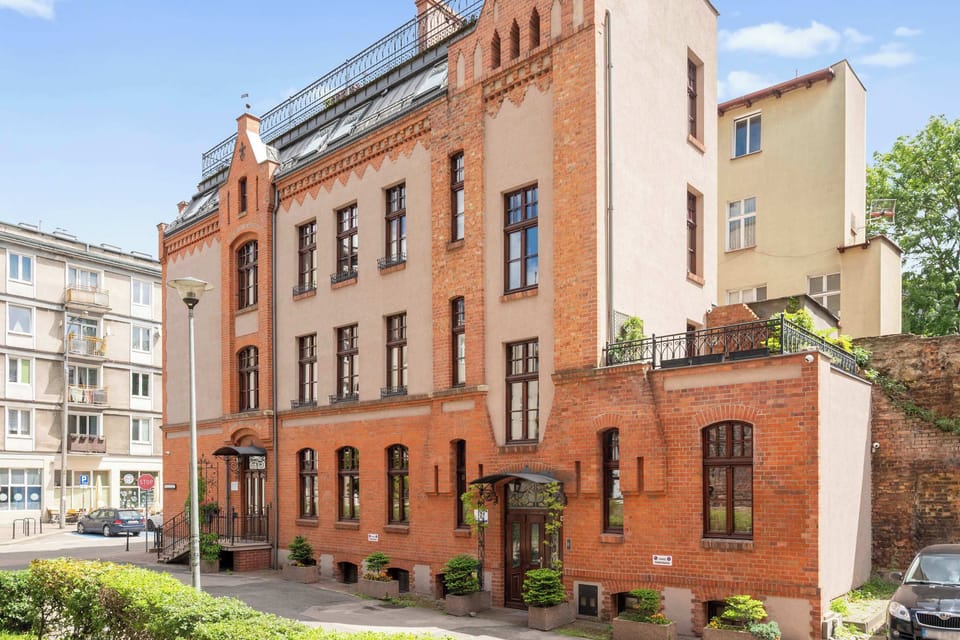 Przytulne kafejki i restauracje serwują tradycyjne dania kuchni regionalnej, zachęcając do odpoczynku i degustacji lokalnych smakołyków. To miejsce jest doskonałym przykładem, jak nowoczesność i historia mogą współistnieć, tworząc niezwykły klimat.