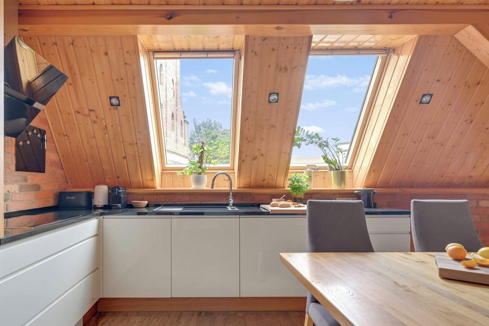 Odpowiednio wyposażony aneks kuchenny pozwoli przygotować posiłek.