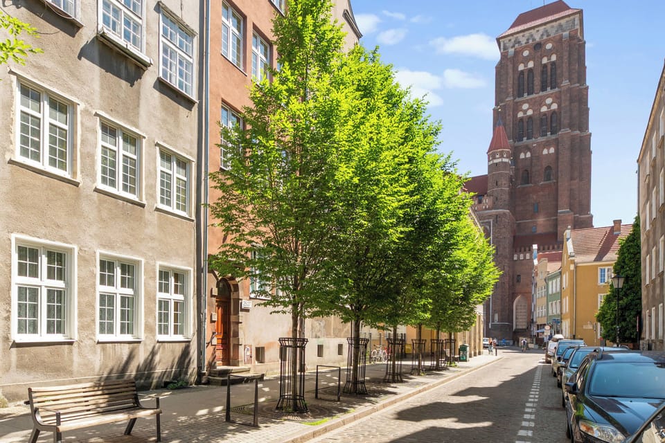 To doskonała lokalizacja dla osób, które chcą odkrywać miasto pieszo i być blisko jego najważniejszych atrakcji. W okolicy znajdują się zabytkowe uliczki, restauracje, kawiarnie, sklepy oraz miejsca idealne na wieczorne spacery.