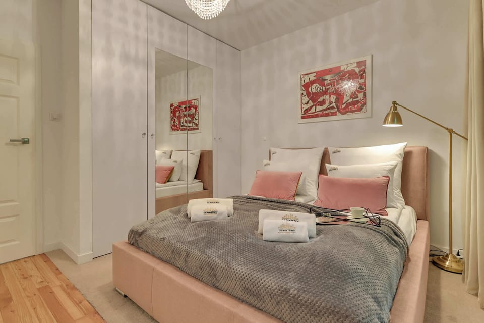 W oddzielnej sypialni znajduje się wygodne łóżko podwójne z wysokiej jakości materacem i elegancką pościelą, gwarantujące spokojny sen po dniu pełnym wrażeń.