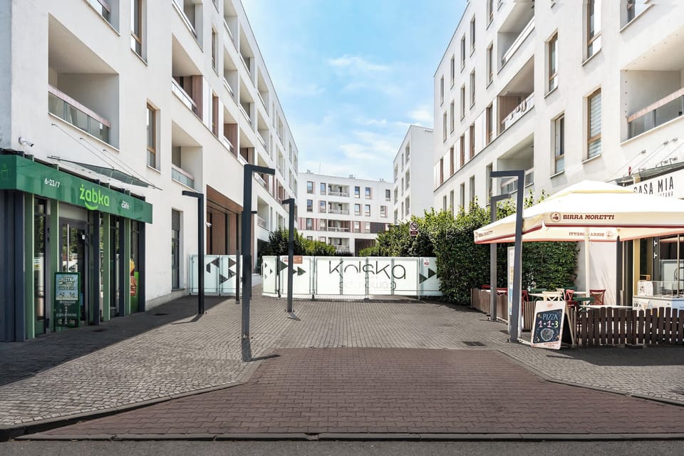 Apartament przy ul. Kolskiej znajduje się na warszawskiej Woli, w rejonie Powązek i Muranowa. To wygodna lokalizacja zarówno dla turystów, jak i gości biznesowych - z dobrym dojazdem do centrum, biurowej części Woli oraz najważniejszych punktów miast