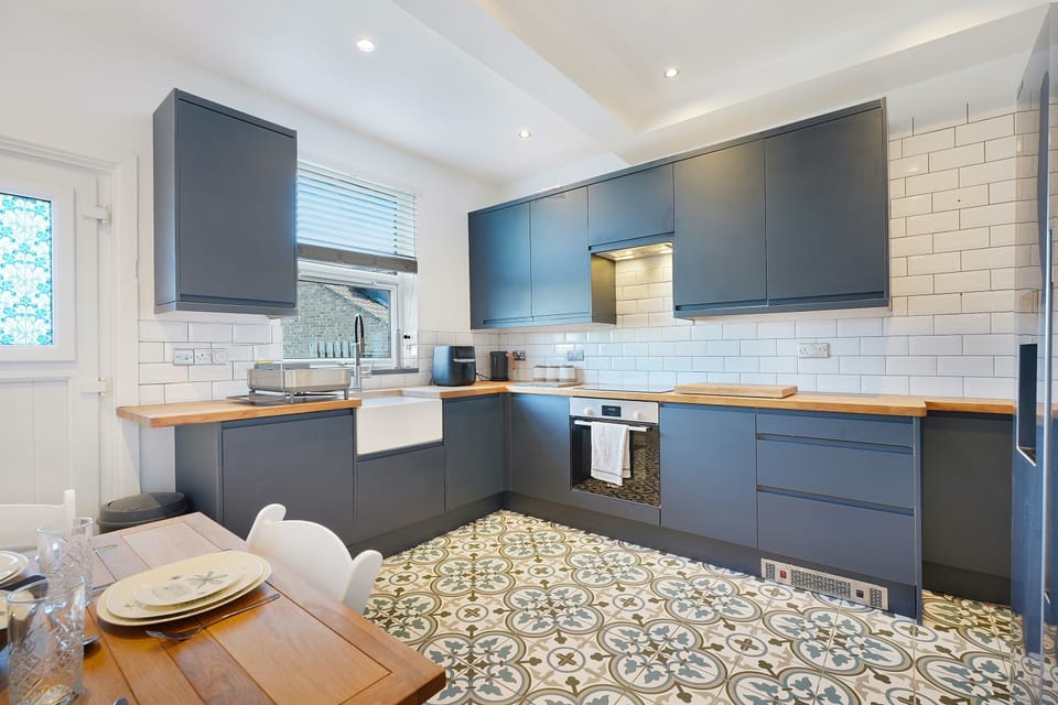 This well-equipped kitchen features an oven, hob, dishwasher, air fryer, and a large fridge-freezer. Packed with ample storage, cookware, and plenty of prep space, it’s ideal for crafting quick breakfasts or hearty family meals.