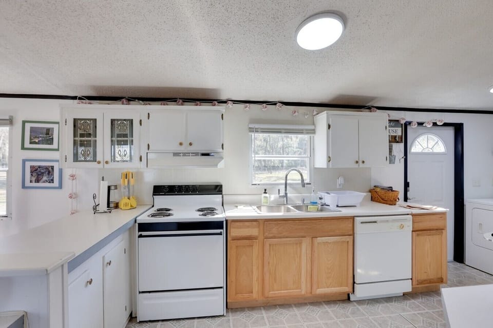 Kitchen | Double Basin Sink | Dining Area Connection